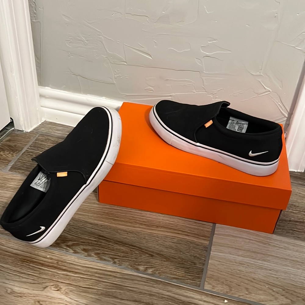 Nike woman’s slip on skate shoe